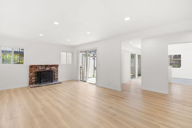 Foto del edificio - NEWLY RENOVATED South HB Gem!