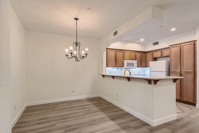 Foto del edificio - Spectrum Center, 2 Bed | 2 Bath Single Lev...