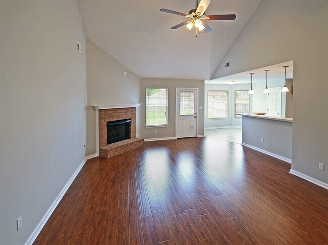 Building Photo - 3 bed, 2 bath with 2 car garage near Shelb...