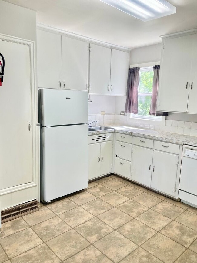 Building Photo - South Moorhead -4 bedroom 2 Bathroom -