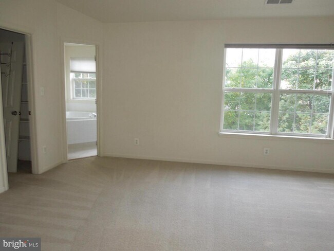 Building Photo - 202 Spencer Terrace SE