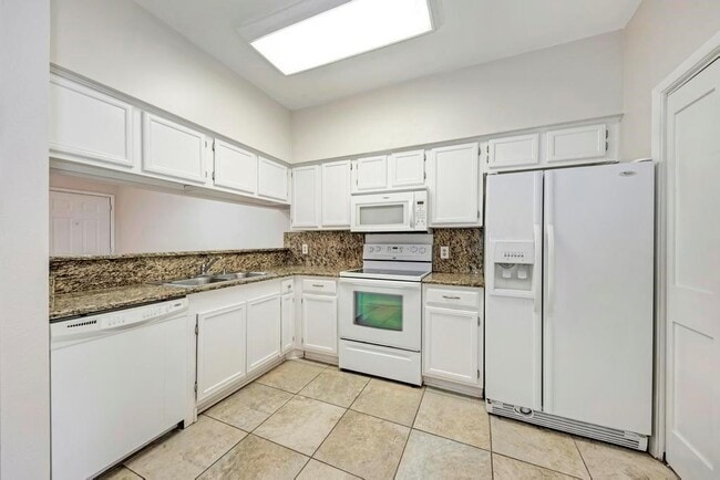 Building Photo - 2901 San Jacinto Blvd
