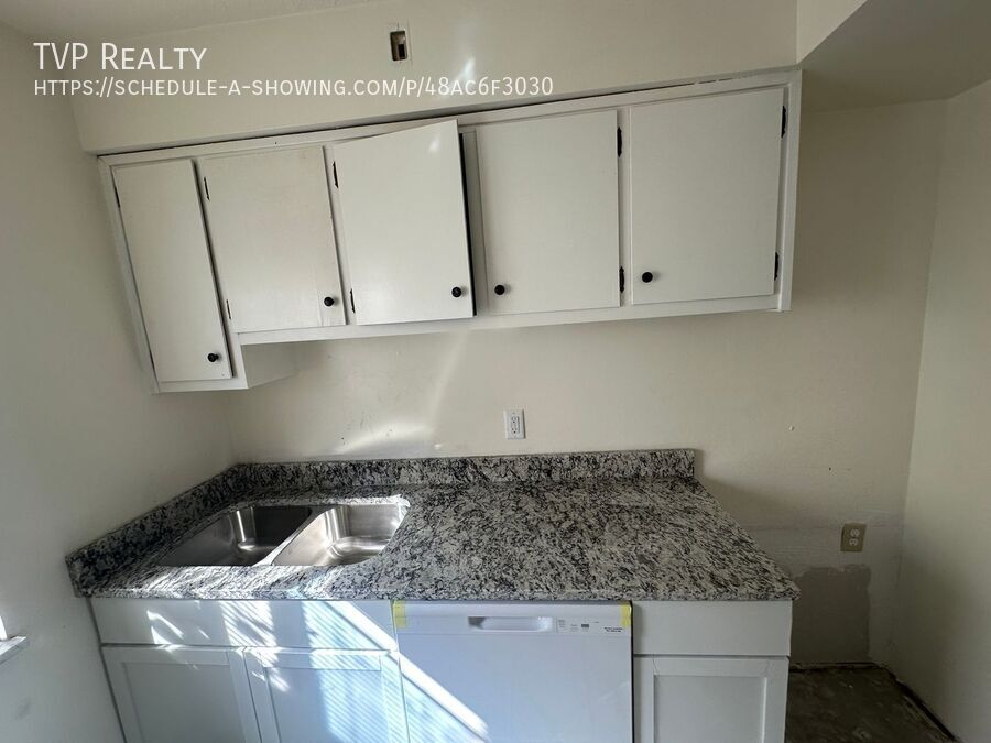 17 E Erie Ave Lorain, OH 44052 – photo 4