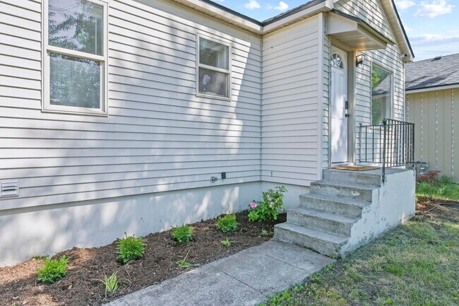 Building Photo - 1734 N Stone St
