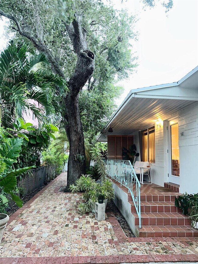 Foto del edificio - 561 NE 64th St
