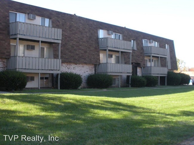 Building Photo - 1442 W River Rd N