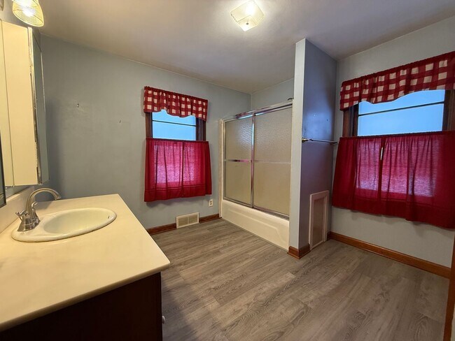 Foto del edificio - Single Family Home with Two Car Garage