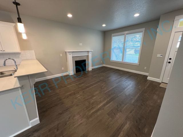 Building Photo - 3 bd / 2.5 Bth - Gas Fireplace - Central A/C - Attached Garage - Pet Friendly!