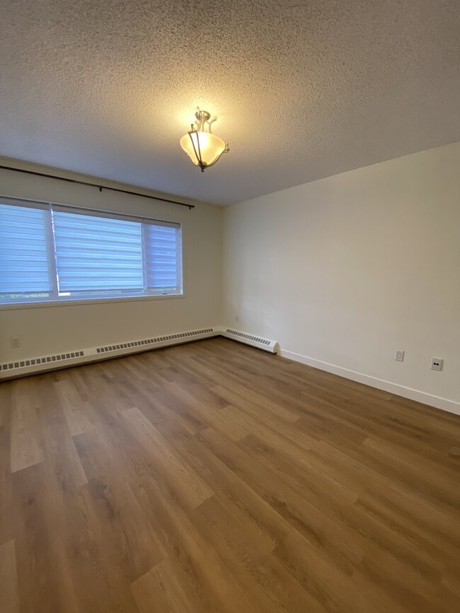 Building Photo - 790-790 Kingsmere Crescent SW