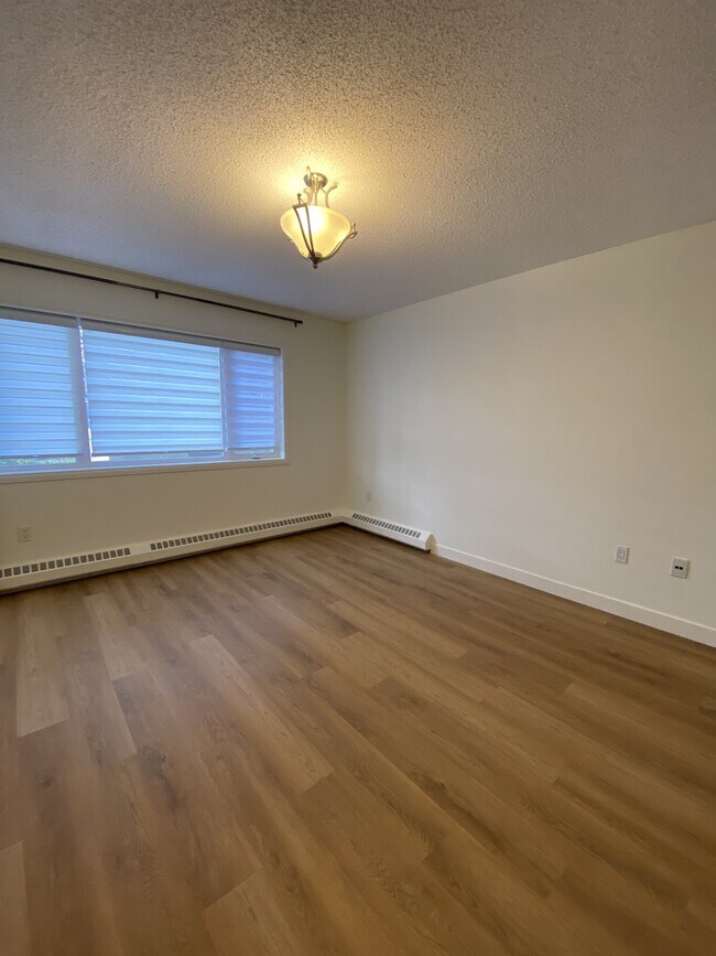 Photo du bâtiment - 790-790 Kingsmere Crescent SW