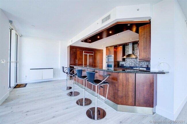 Foto del edificio - 9751 E Bay Harbor Dr