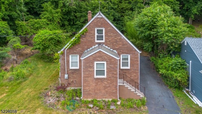 Building Photo - 514 Valley Rd