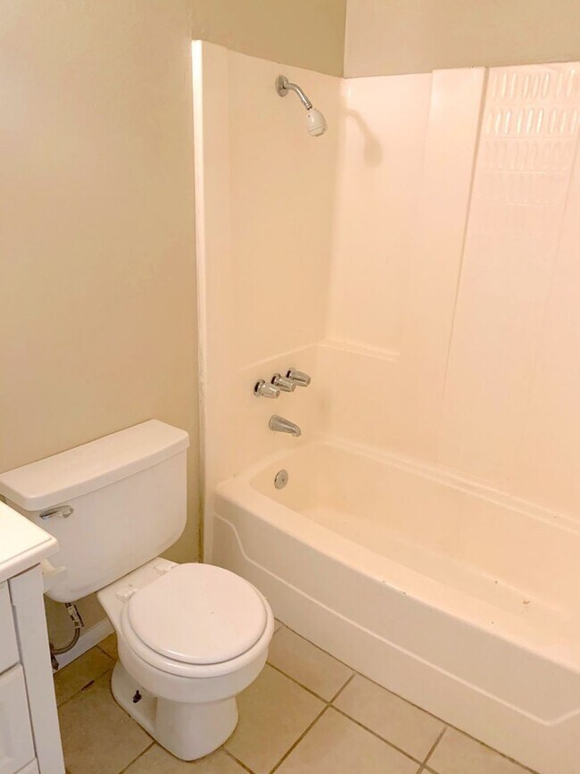 Building Photo - Polished Gem Inside! 4BR w/ Garage & Yard!