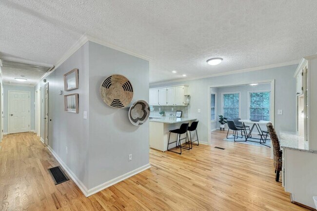 Building Photo - Woodstock 4BR Ranch Fenced Yard No Steps (...