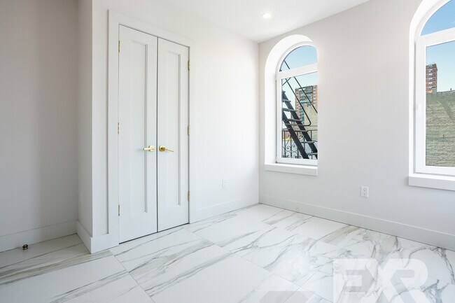 Foto del edificio - 130 Graham Ave