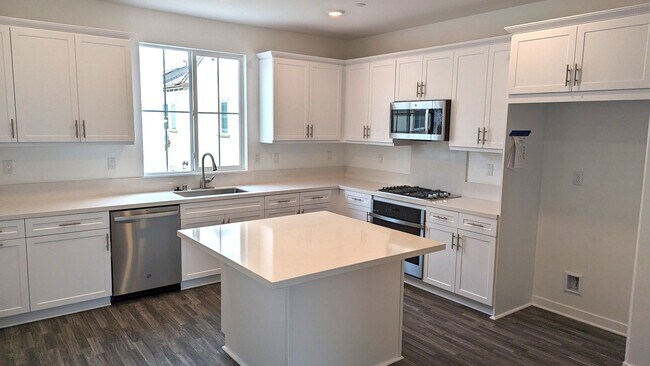 Foto del edificio - 3247 S CANTONA PASEO ONTARIO, 91762  (3 BE...