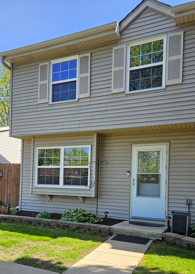 Building Photo - 10 N Fernwood Dr