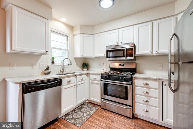 Building Photo - 7802 Colonial Springs Blvd