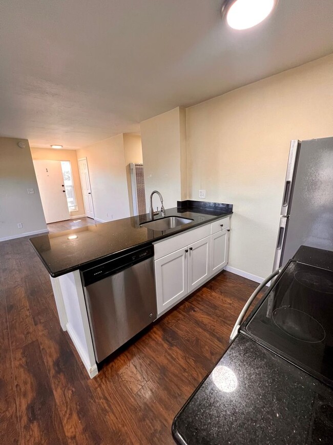 Building Photo - 2 Bed 1 Bath Condo in Martinez