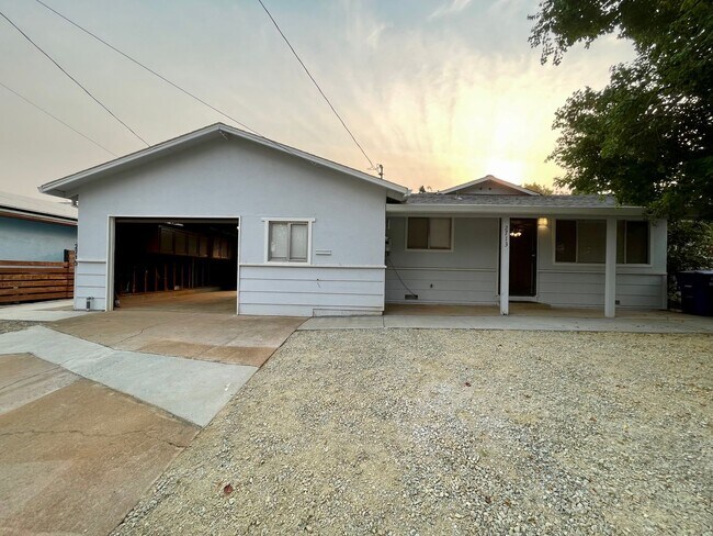 Foto del edificio - SPACIOUS 3 BED 2 BED SINGLE FAMILY HOME AW...