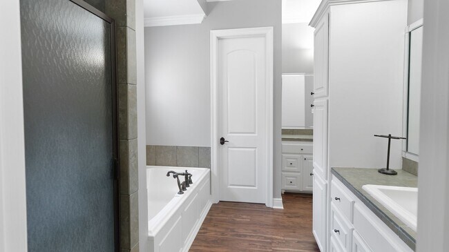 Building Photo - 3 Bedroom Home in U Club | Community Pool | Fenced Patio