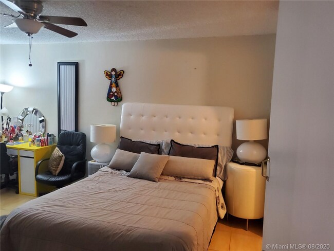 Foto del edificio - 1300 NE Miami Gardens Dr