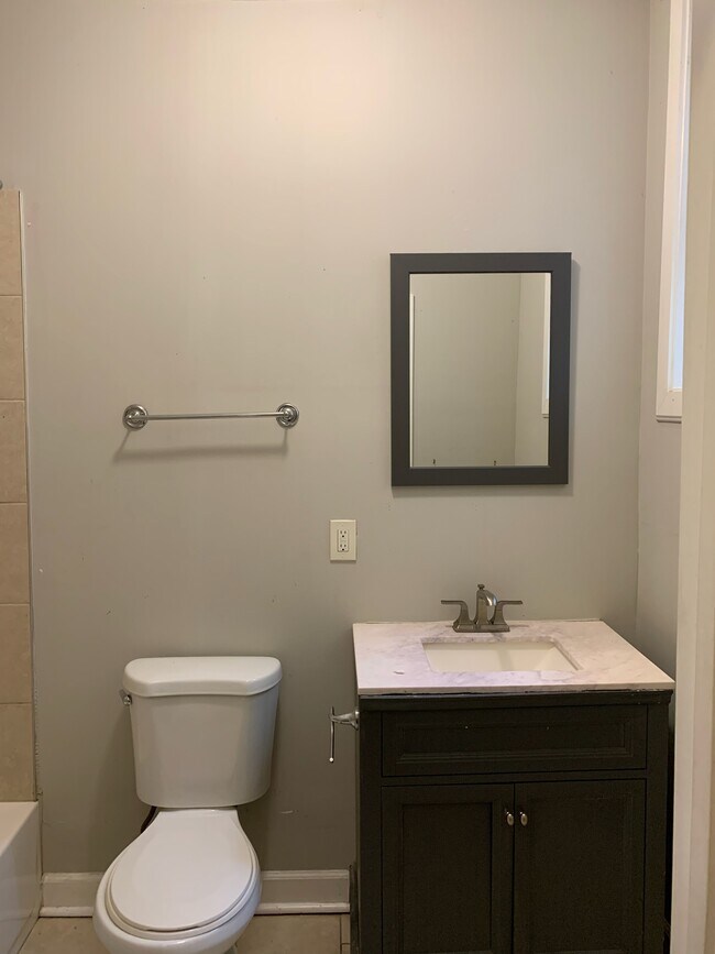 Baño - 1702 W Lombard St