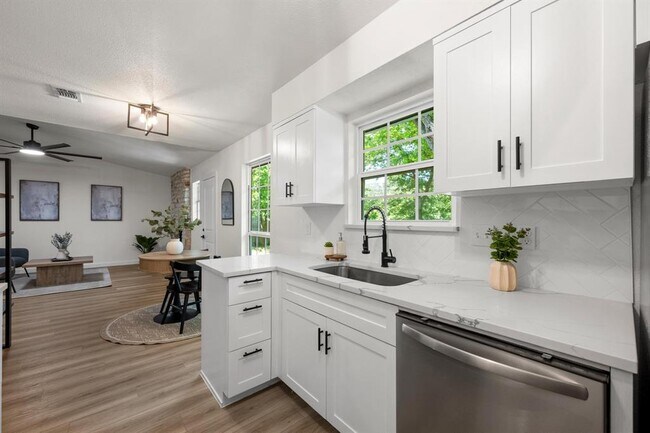 Foto del edificio - 7002 Teaberry Dr