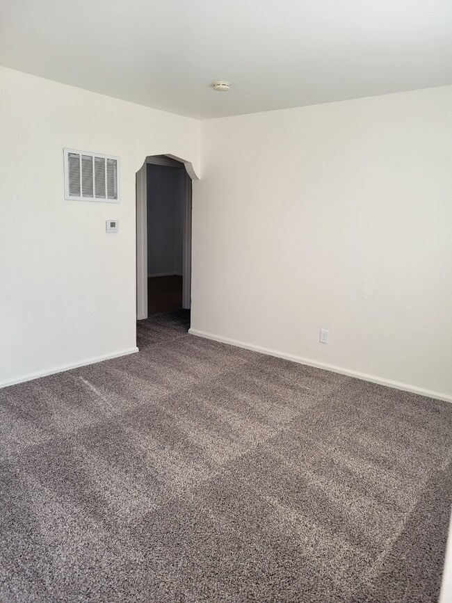 Building Photo - Quaint 2 Bedroom 1 bath home in south Toledo!