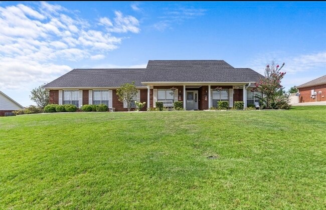 Front view - 108 Fieldstone Dr