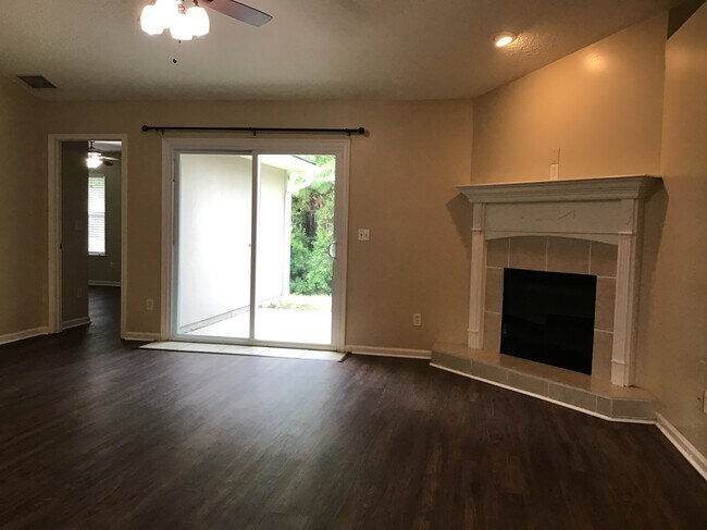 Foto del edificio - 2469 Royal Pointe Dr