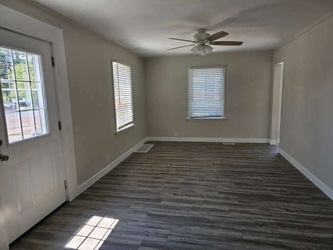 Building Photo - 2118 E 5th St