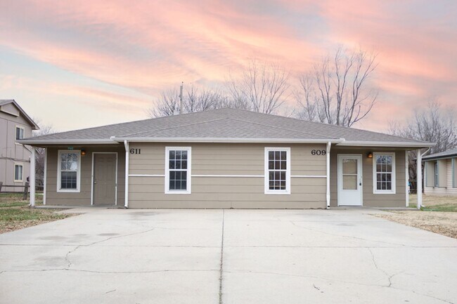 Building Photo - 611 S Mt Carmel St