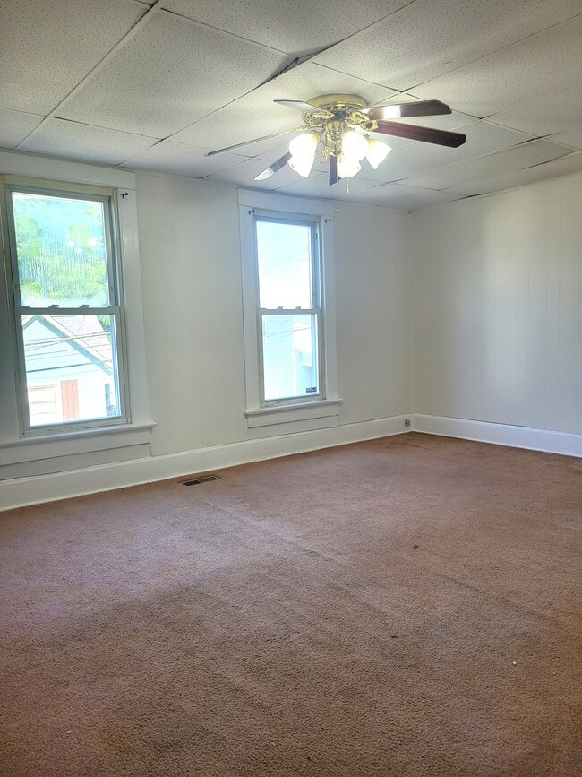 Bedroom 1 - 26 Pound St