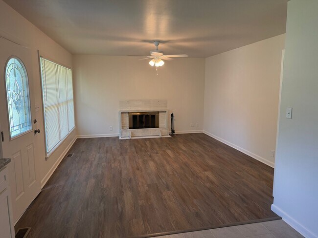 Foto del edificio - 3736 Rouge Way
