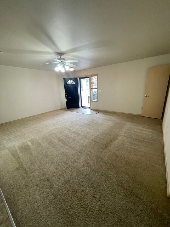 Foto del edificio - 3 Bedroom Home in DuPont