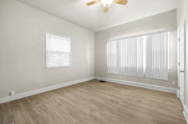 Building Photo - Accepting Section 8! 4 Bed 2 Bath!