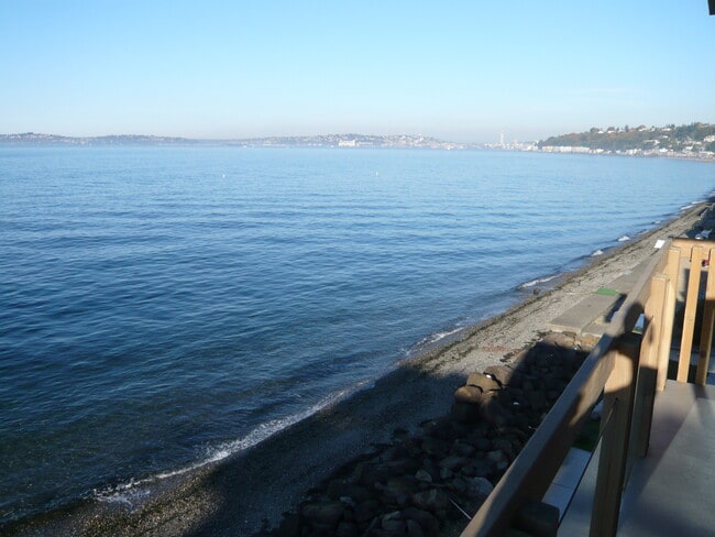 Building Photo - 3043 Alki Ave SW