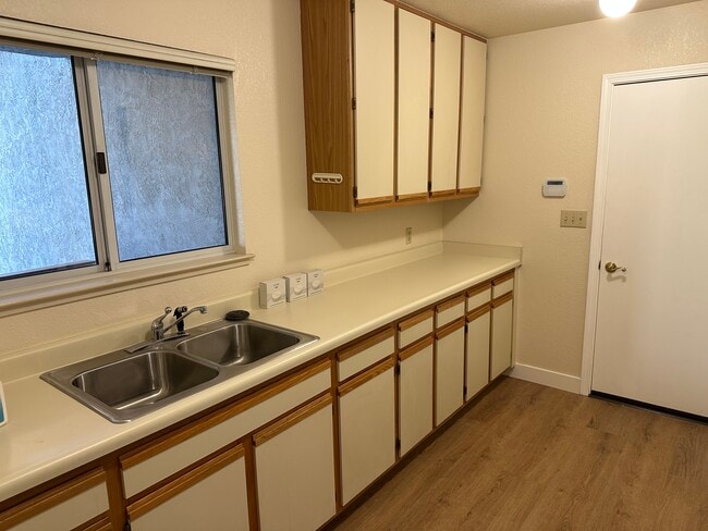 Building Photo - 4234 Hillview Dr