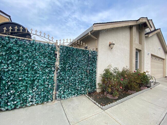 Gated Entrance - 4597 Donalbain Cir