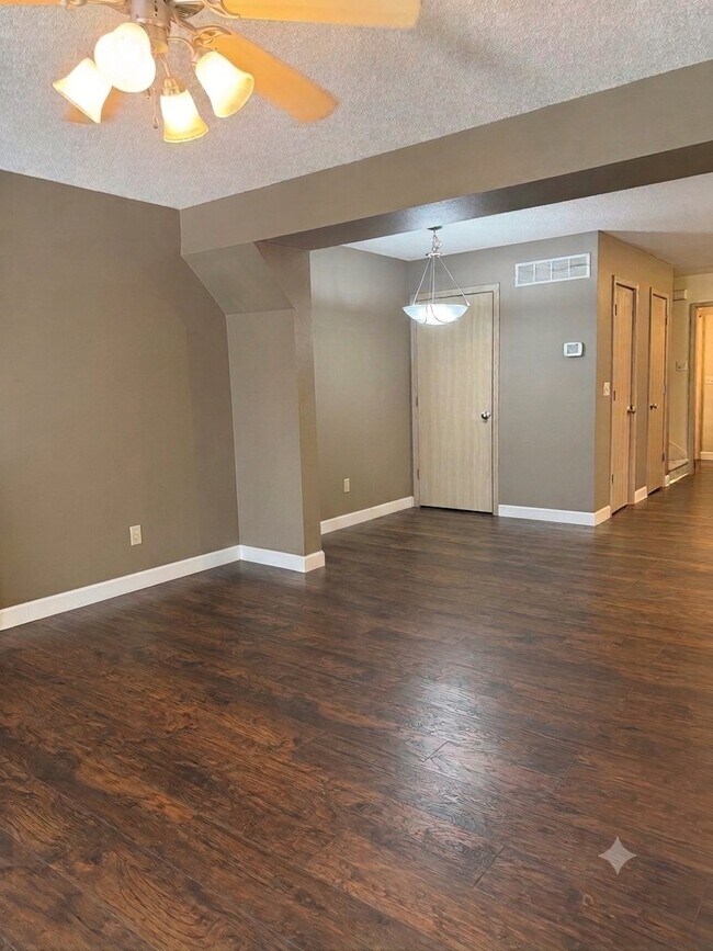 Foto del edificio - 9704 N Lewis Ave