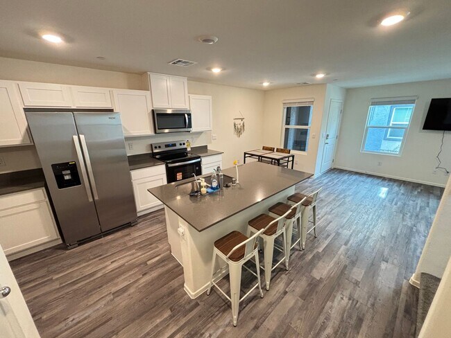 Building Photo - Charming 3Bed/2.5Bath/2Car Townhouse located in Northwest Las Vegas