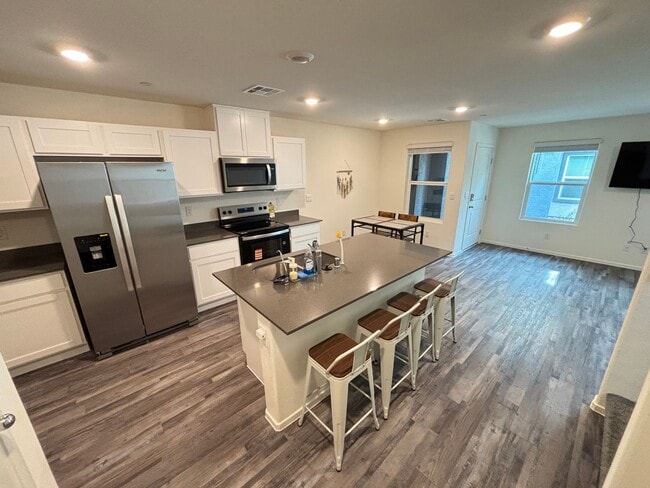 Foto del edificio - Charming 3Bed/2.5Bath/2Car Townhouse located in Northwest Las Vegas