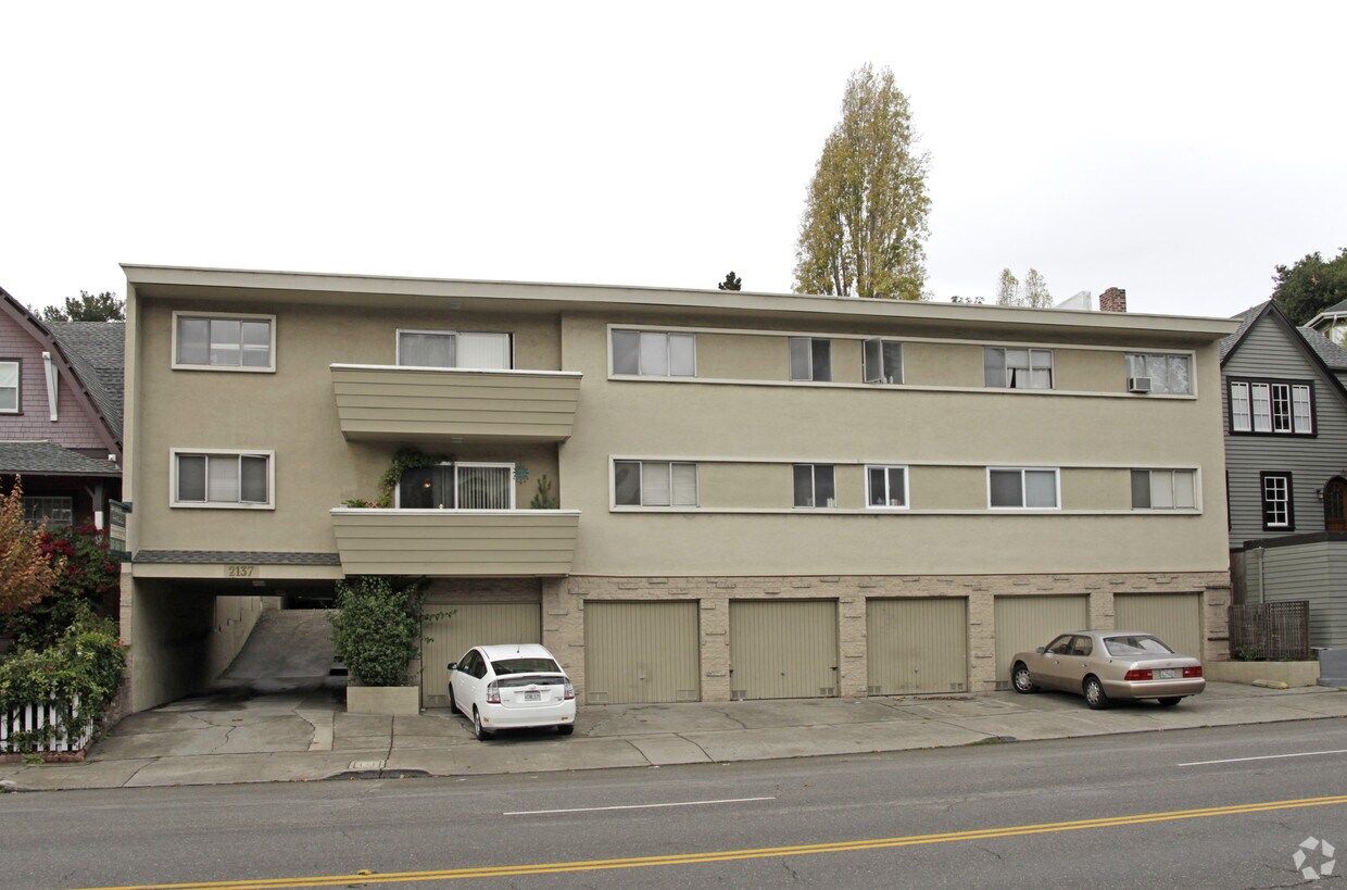 Primary Photo - 2137 Park Blvd