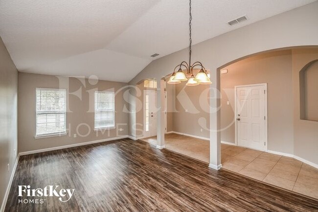Building Photo - 324 W New England Dr