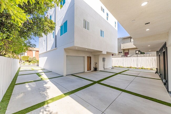 Building Photo - 5253 Agnes Ave