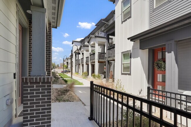 Foto del edificio - Spacious 3 Bed, 2.5 Bath Townhome in Prime Lakewood Location - Solar