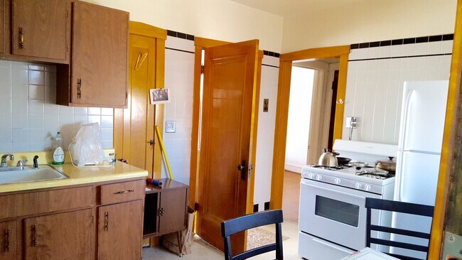 Kitchen - 3216 N Major Ave