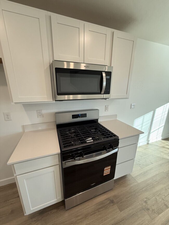 Building Photo - Brand New Beautiful Town Home in Salem, UT