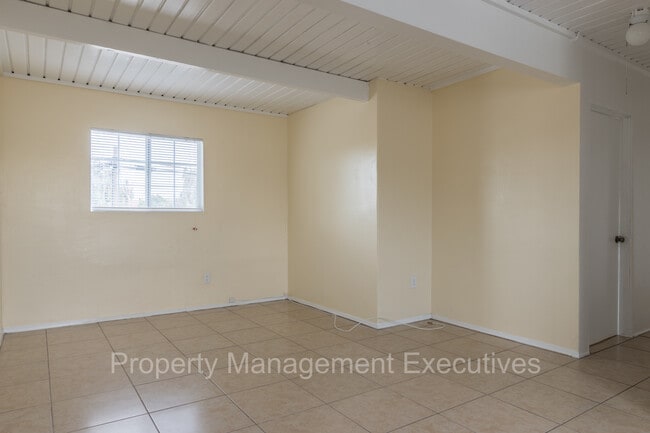 Foto del edificio - 3 Bedroom, 1 Bath Apartment close to every...